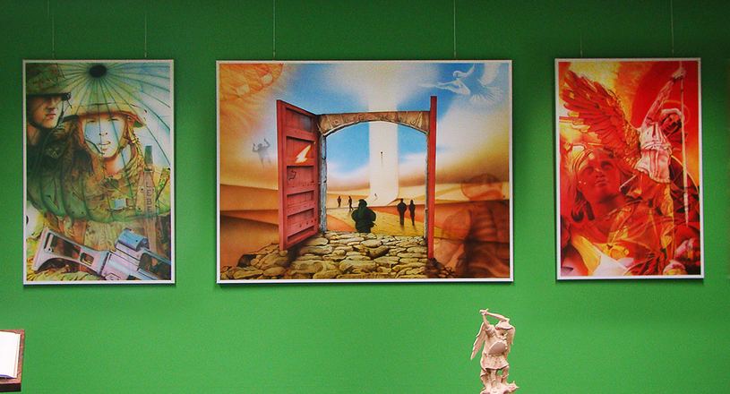 Airbrush-Triptychon in einer Ausstellung