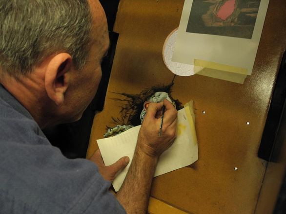 Franz Schmidt bei der Airbrush-Arbeit