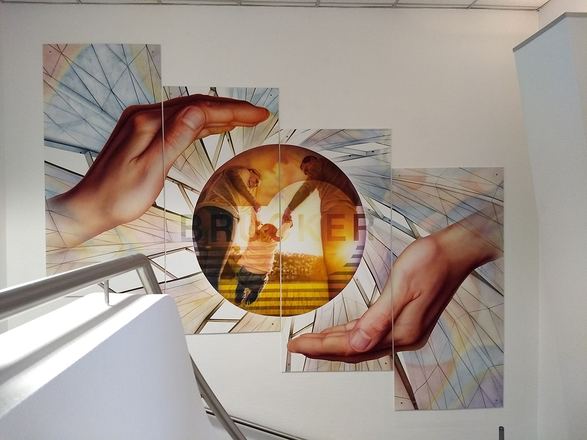 Airbrush-Wandtafel: Hände und Lichtkugel, Treppenhaus