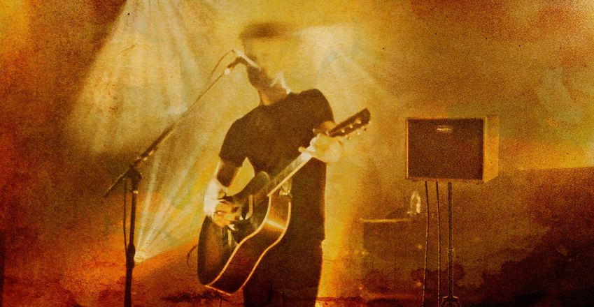 Illustration: Gitarrist im Scheinwerferlicht, für music&sales