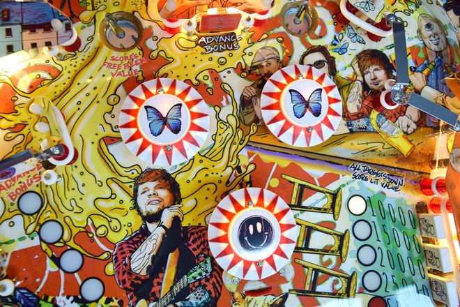 Ed-Sheeran-Flipper, Spielfeld mit Schmetterlingen