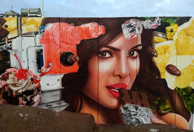 Wandmalerei bei Fuchs & Hoffmann: Frau mit Schokolade, Teil des 130-m²-Airbrush-Wandbilds, 2020