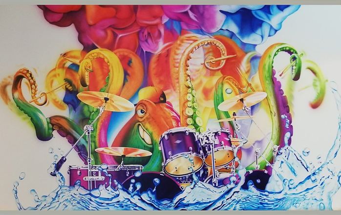 Wandmalerei „Planet Ocean Rock“: Krake am Schlagzeug, Hotel am Triller