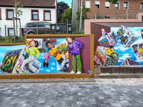 Wandmalerei am Platz der Kinderrechte, Spiesen-Elversberg: Kinder und Beton-Quader