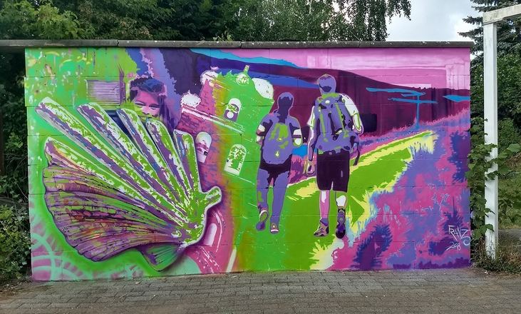Graffiti-Wand mit Pinseln und Farben