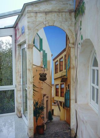 Illusionsmalerei: Altstadtgasse mit Torbogen