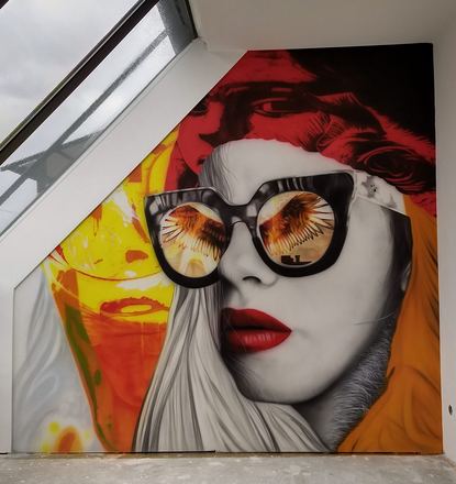 Wandmalerei: Frau mit Sonnenbrille, Hotel am Triller, Saarbrücken