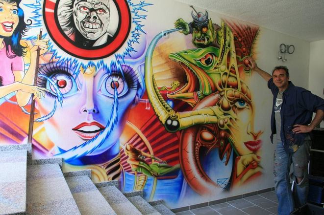 Wandmalerei: buntes Gesicht in Airbrush